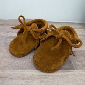 Minnetonka Baby Moccasins Brown Size 1 Fringe Leather Crib Shoes Booties EUC